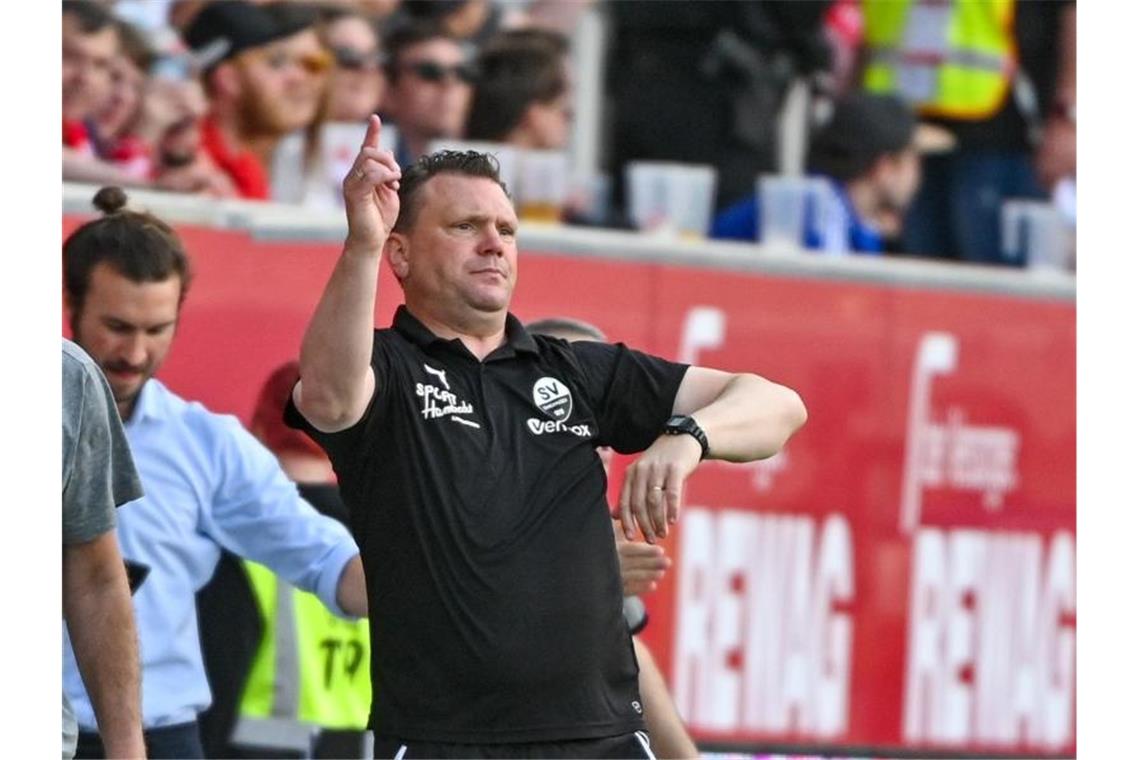 SV Sandhausen von Verletzungssorgen geplagt Trainer Uwe Koschinat von Sandhausen steht am Spielfeldrand. Foto: Armin Weigel/Archivbild