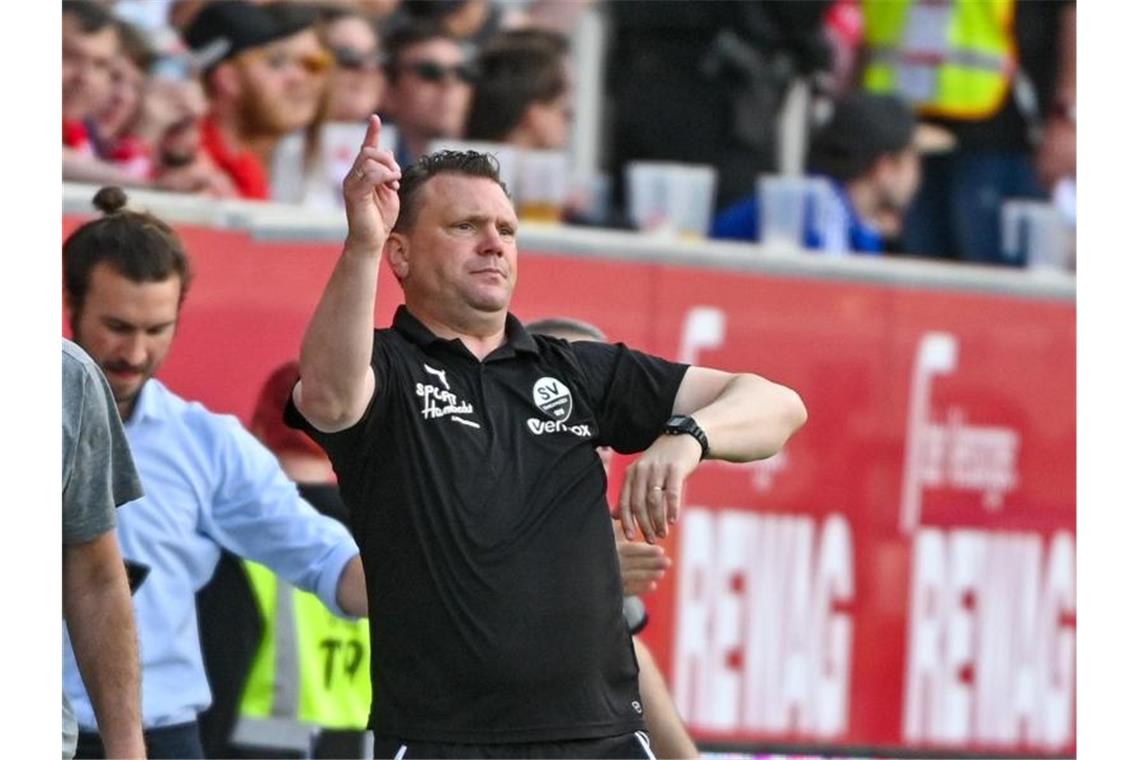 Trainer Uwe Koschinat von Sandhausen steht am Spielfeldrand. Foto: Armin Weigel/Archivbild