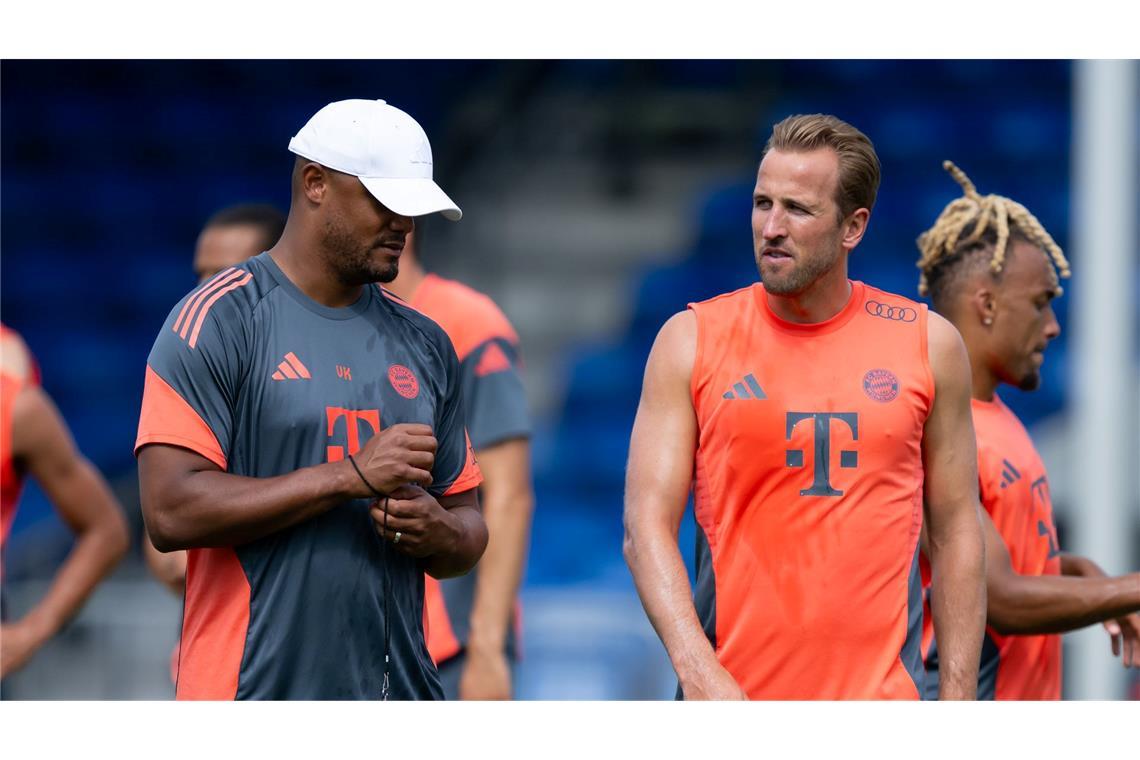 WM-Flop droht: Bayern-Stars "auf gepackten Koffern" Trainer Vincent Kompany (l) im Gespräch mit Torjäger Harry Kane.