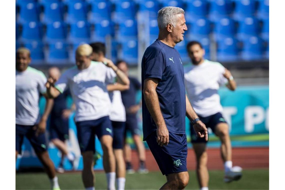 Trainer Vladimir Petkovic (vorn, M) hofft mit der Schweiz im Viertelfinale gegen Frankreich auf eine weitere EM-Überraschung. Foto: Jean-Christophe Bott/KEYSTONE/dpa