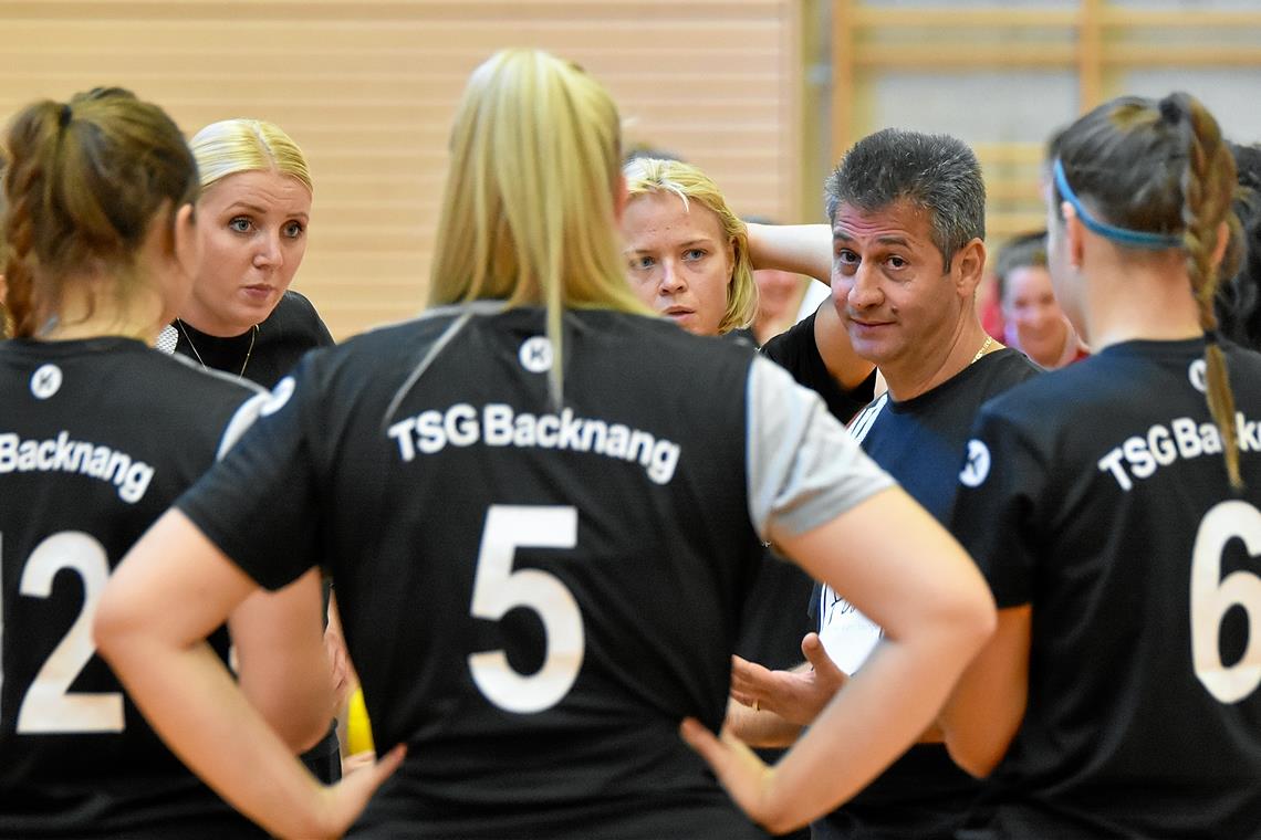 Trainer Youssef Hillaneh beim ersten Spiel der Volleyballerinnen der TSG Backnang gegen Ludwigsburg. Foto: T. Sellmaier