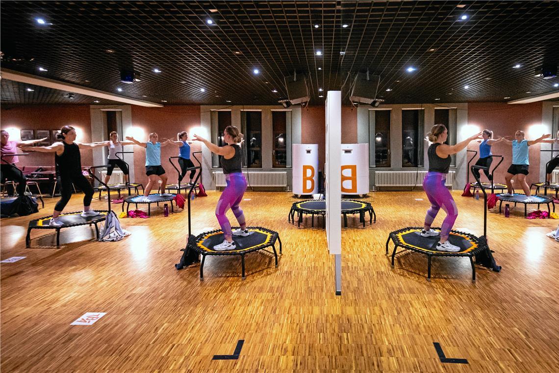 Trampolinkurs im Selbstversuch Trainerin Florin Rathgeb (lilafarbene Hose) nutzt das Trampolin für Sprünge, aber auch für Kräftigungsübungen. Fotos: Alexander Becher