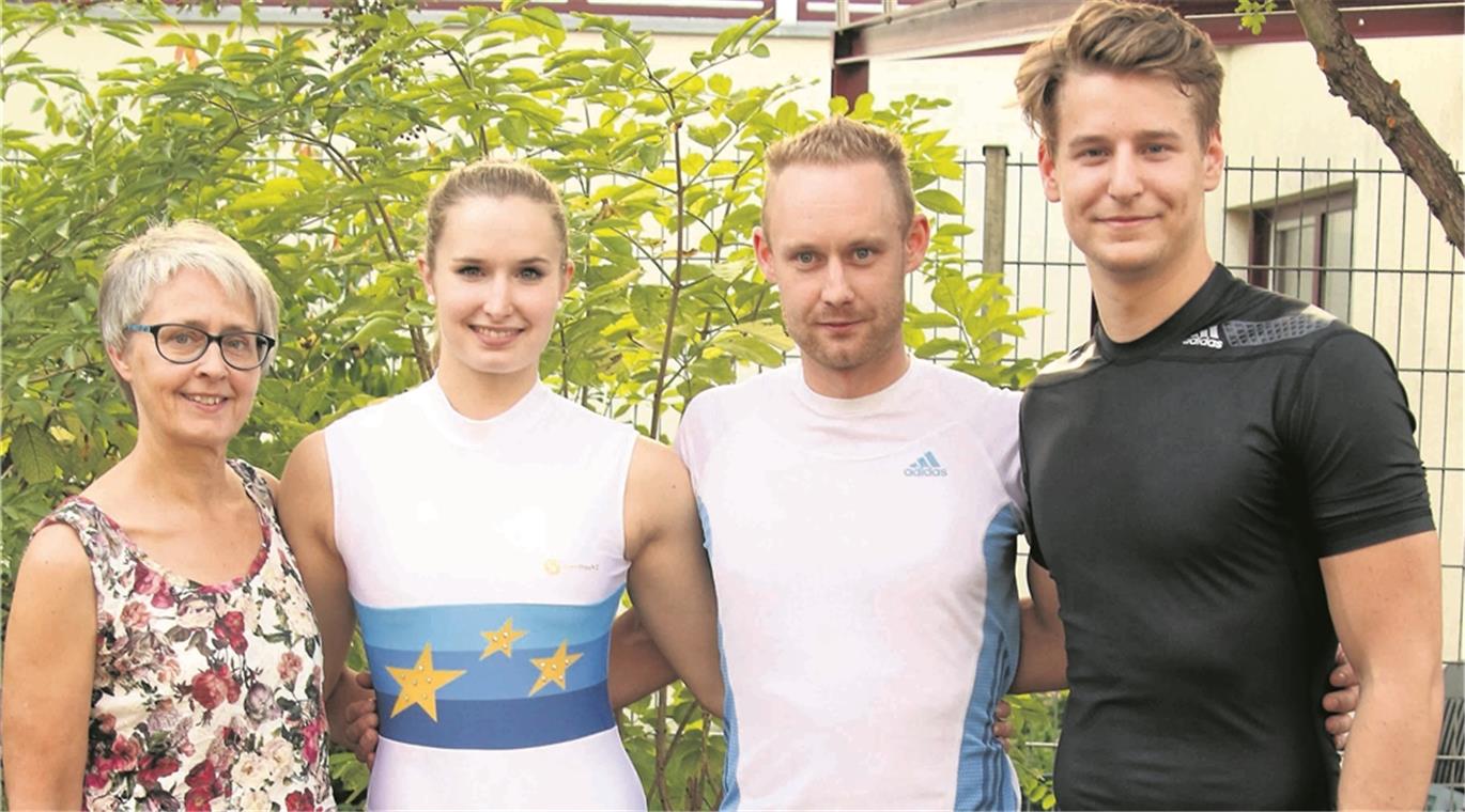 Viola Brand patzt beim Auftaktwettkampf Trainerin Heike Brand sowie ihre Schützlinge Viola Brand, Manuel Brand und Nick Lange (von links) zeigten sich recht zufrieden.Foto: W. Schwarz