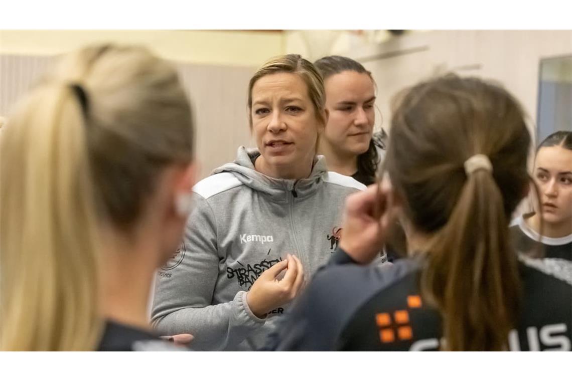 Trainerin Janine Zieker gibt ihrem Team Impulse mit.