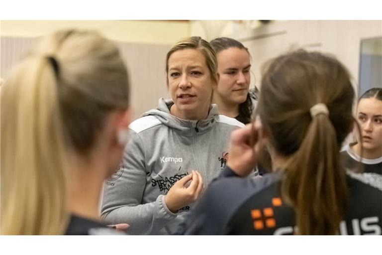 Trainerin Janine Zieker gibt ihrem Team Impulse mit.