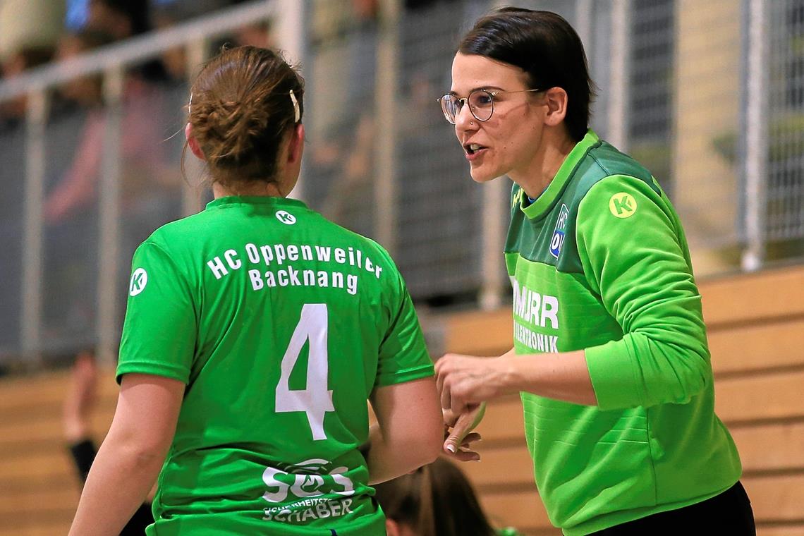 Erfolgstrainerin bleibt beim HCOB Trainerin Judit Lukács (rechts) hat immer einen Ratschlag und Hinweis für ihre Spielerinnen parat. Foto: A. Becher