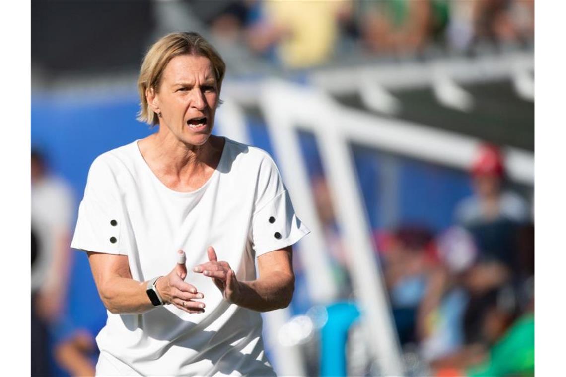 DFB-Frauen besiegen Nigeria im Viertelfinale Trainerin Martina Voss-Tecklenburg feuert das deutsche Team an. Foto: Sebastian Gollnow