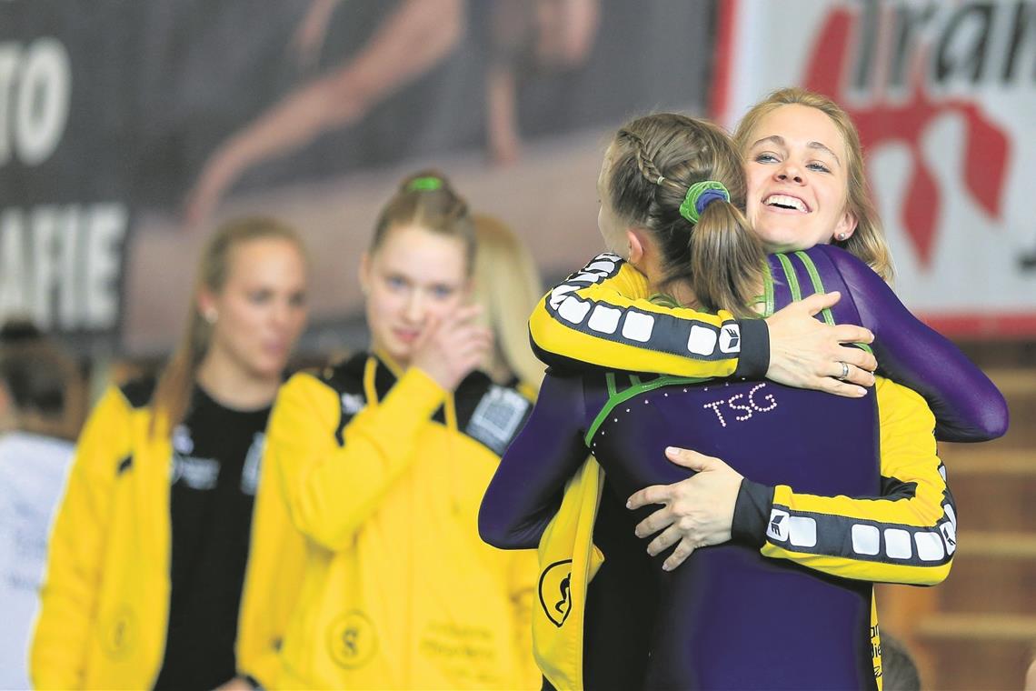 Trainerin Melanie Andergassen und die Backnanger Turnerinnen sind glücklich über den fünften Rang. Foto: A. Becher