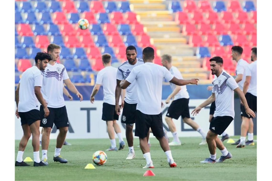 Titel als „größter Ansporn“: U21 vor Nervenprobe Training für das Halbfinale: Niemand in der deutschen U21-Mannschaft will die Rumänen unterschätzen. Foto: Cezaro De Luca