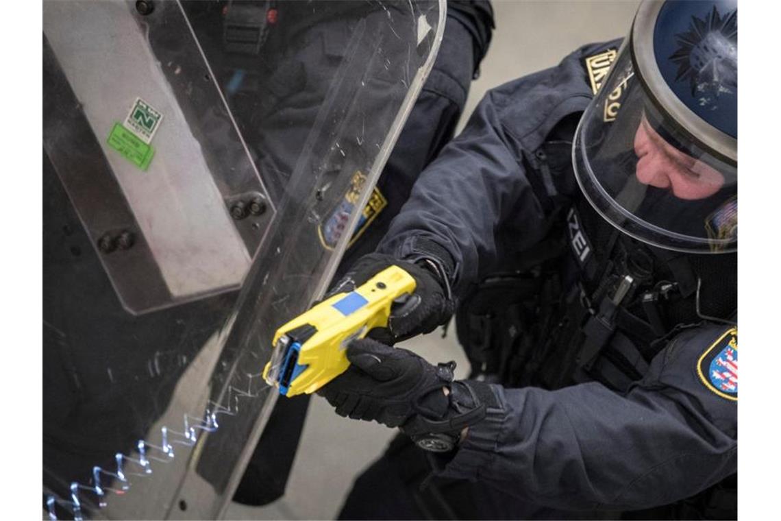 Zweiter Todesfall nach Taser-Einsatz der Polizei in Hessen Training mit dem Taser bei der hessischen Polizei. Foto: Boris Roessler/Symbol