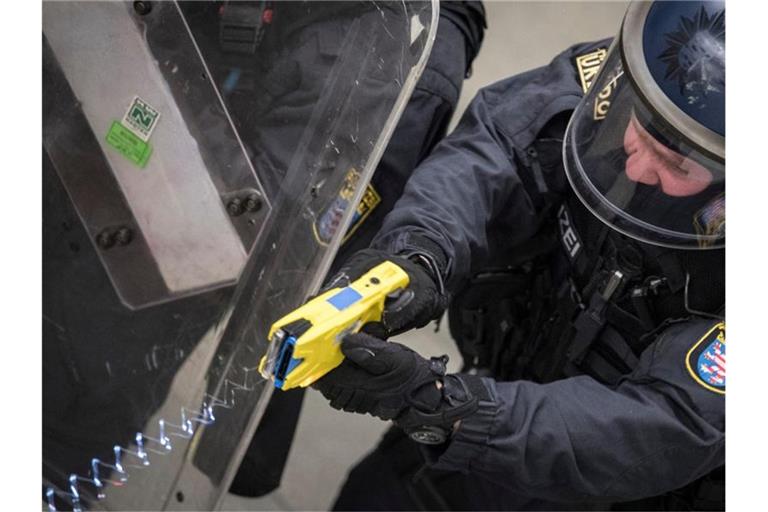 Training mit dem Taser bei der hessischen Polizei. Foto: Boris Roessler/Symbol
