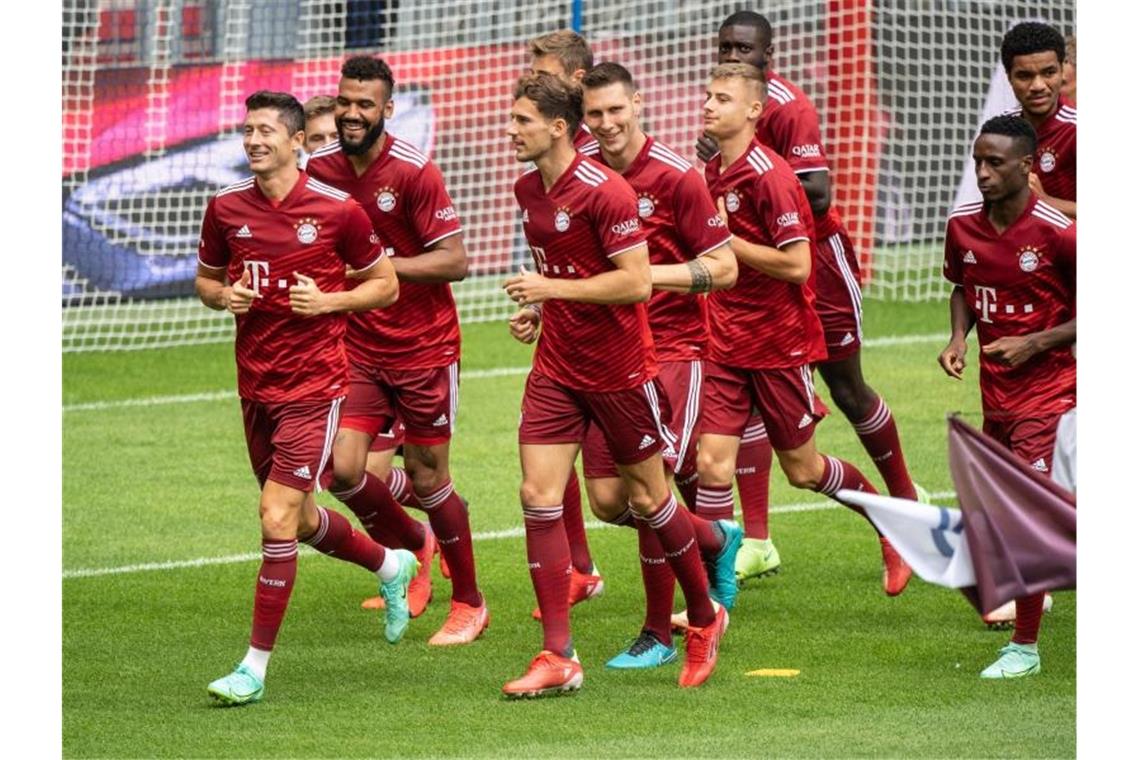 „Gute Bande beisammen“: Auftritt der Bayern-Stars mit Zverev Training vor dem Saisonstart mit Robert Lewandowski (l-r), Eric Maxim Choupo-Moting, Leon Goretzka und Niklas Süle. Foto: Matthias Balk/dpa