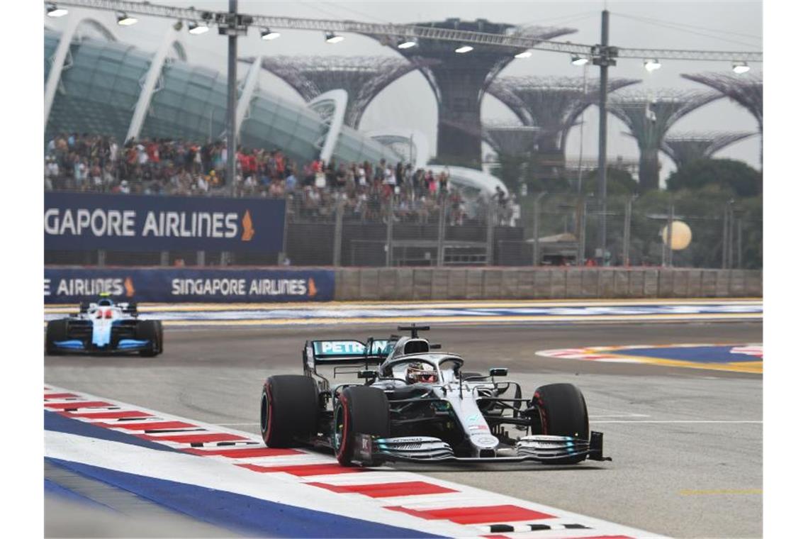 Atemlos durch die Nacht: Hamilton Trainingsbester Trainingsbester in Singapur: Lewis Hamilton. Foto: Then Chih Wey/XinHua