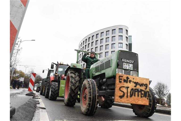 Traktoren fahren im Konvoi bei der Demo gegen das geplante Insektenschutzgesetz. Foto: Felix Kästle/dpa