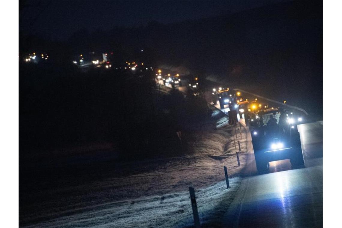 Traktoren fahren während eines Protestzugs der Bauernvereinigung Richtung Stuttgart. Foto: Sebastian Gollnow/dpa