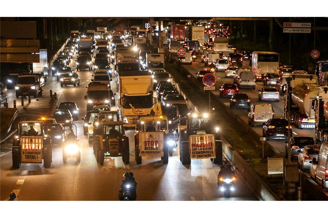 Traktoren sind auf der Pariser Ringstraße unterwegs.