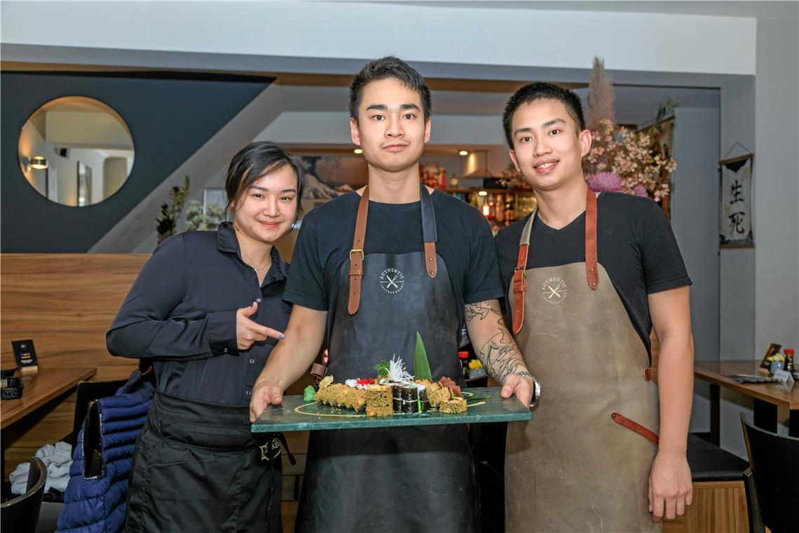 Sushikreationen und portugiesische Tapas in Backnang und Murrhardt Tram Anh Nguyen, ihr Schwager Ngoc Thanh und ihr Ehemann Ngoc Thinh (von links) kredenzen ihren Gästen im Oki vielerlei Sushi, Maki und Co. Foto: Stefan Bossow