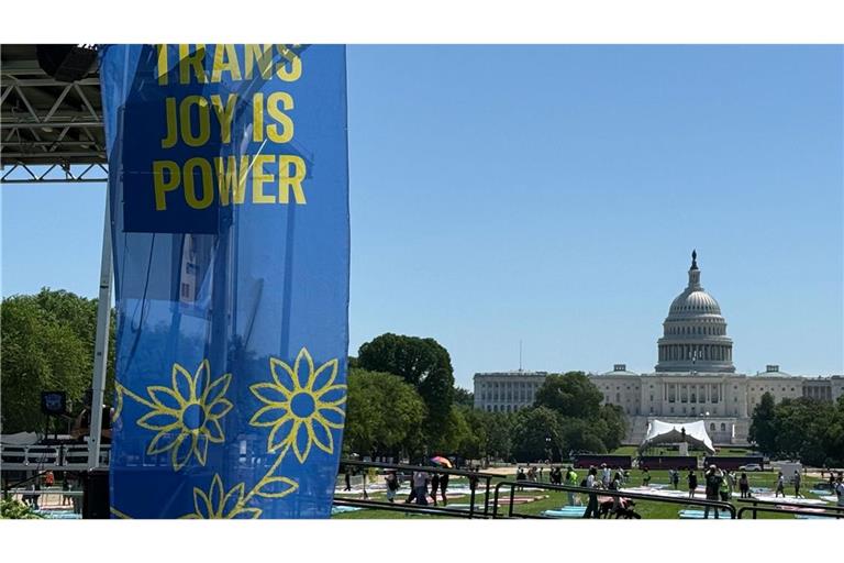 „Trans joy is power“ steht auf einem Banner an einer Bühne vor dem Kapitol am ersten Tag der Worldpride.