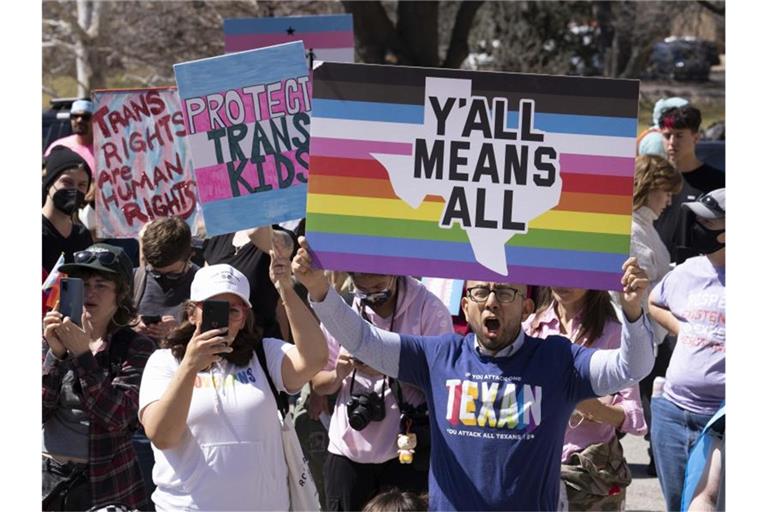 Transgender-Jugendliche aus Texas, ihre Angehörigen und Familien versammeln sich vor dem State Capitol und protestieren gegen die Anweisung von Gouverneur Abbott. Foto: Bob Daemmrich/ZUMA Press Wire/dpa