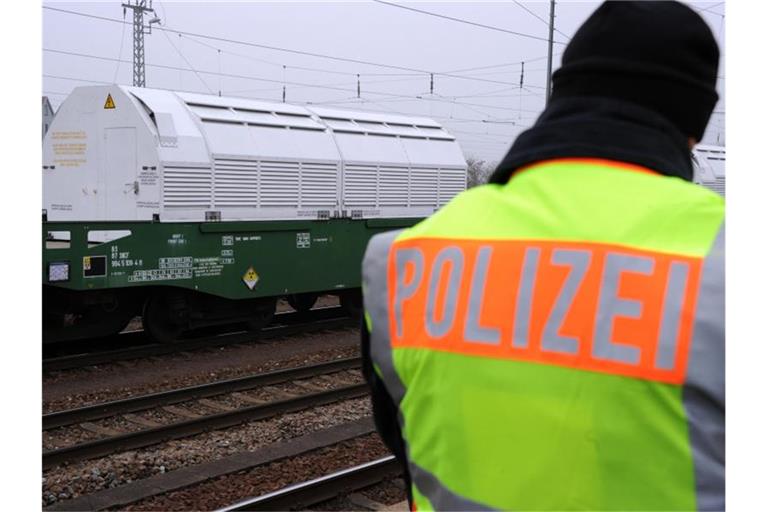 Transport von Castor-Behältern in Begleitung der Polizei. Foto: Uli Deck/Archiv
