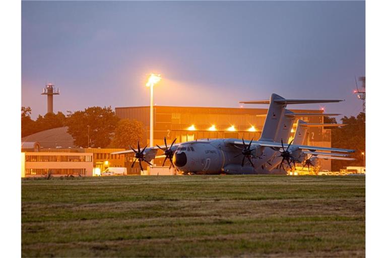 Transportflugzeuge vom Typ Airbus A400M der Luftwaffe stehen am Abend auf dem Fliegerhorst Wunstorf in der Region Hannover. Foto: Moritz Frankenberg/dpa
