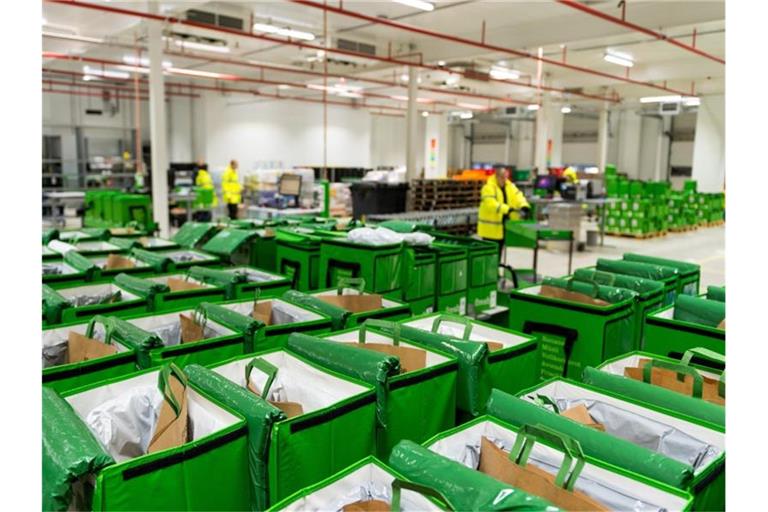 Transporttaschen stehen im Depot des Lebensmittellieferdienstes Amazon Fresh in Berlin. Foto: Monika Skolimowska