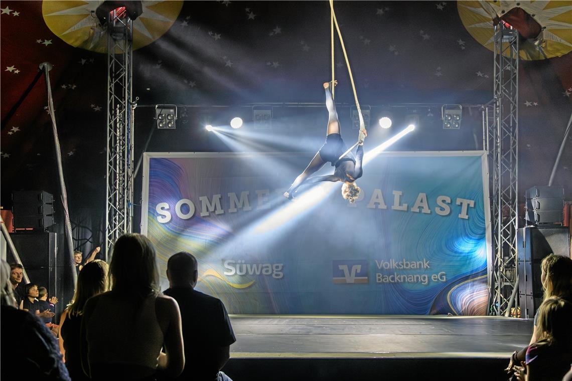 Manegenzauber beim Sommerpalast-Varieté in Murrhardt Trapezkünstlerin Laya Lia Yo schwebt grazil durch die Luft und verbiegt dabei ihren Körper. Fotos: Stefan Bossow
