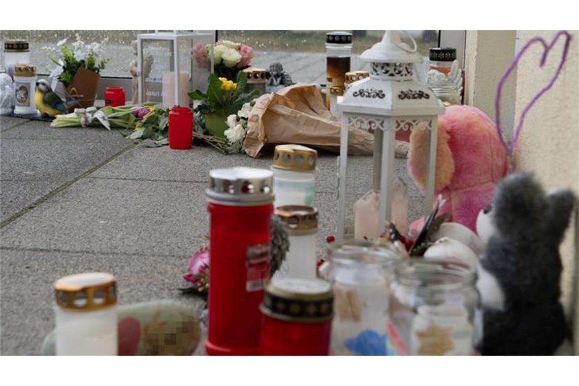 Trauer um das Mädchen, das bei einem Unglück in einem Vereinsheim ums Leben kam.