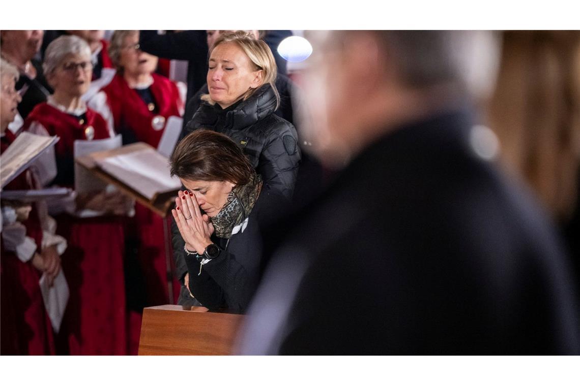 Trauer um die Opfer des Brandes in der Silvesternacht: Menschen beten während der Sonntagsmesse in der katholischen Kapelle Saint-Christophe.