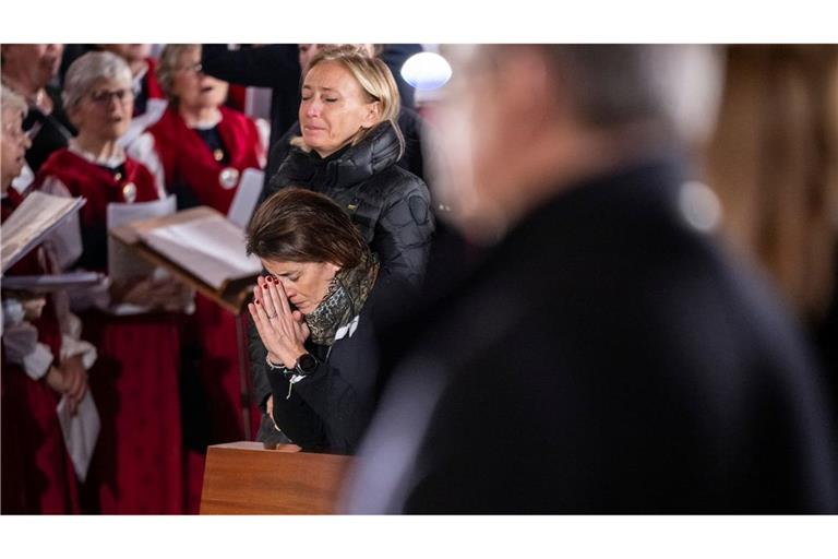 Trauer um die Opfer des Brandes in der Silvesternacht: Menschen beten während der Sonntagsmesse in der katholischen Kapelle Saint-Christophe.