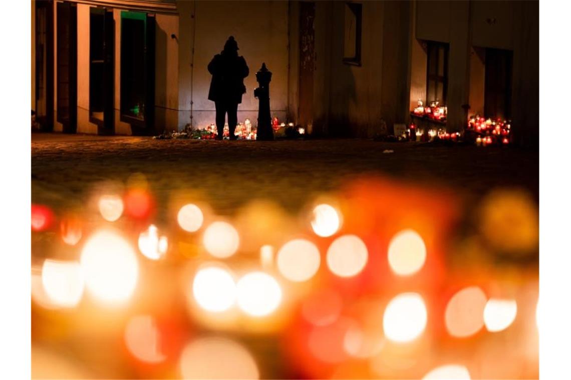 Attentäter von Wien galt für Betreuer weiterhin als radikal Trauer um die Todesopfer nach dem Anschlag: Kerzen brennen am Tatort in der Wiener Innenstadt. Foto: Georg Hochmuth/APA/dpa