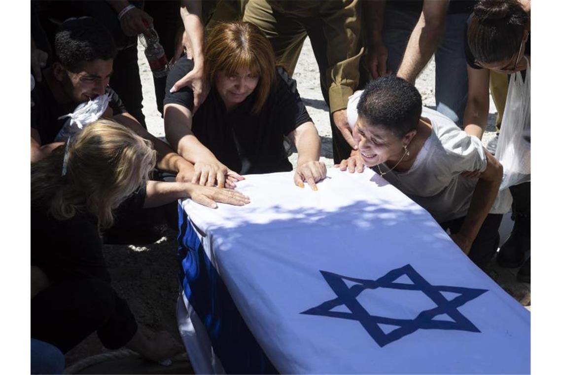 Rund 1750 Raketenabschüsse auf Israel - Viele Tote in Gaza Trauer um einen getöteten israelischen Soldaten bei der Beerdigung in der nordisraelischen Stadt Elyakim. Foto: Sebastian Scheiner/AP/dpa