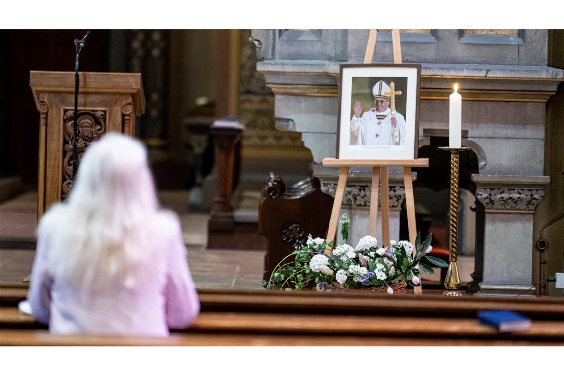 Bilder des Tages Trauer um Papst Franziskus in der St. Johannes Basilika