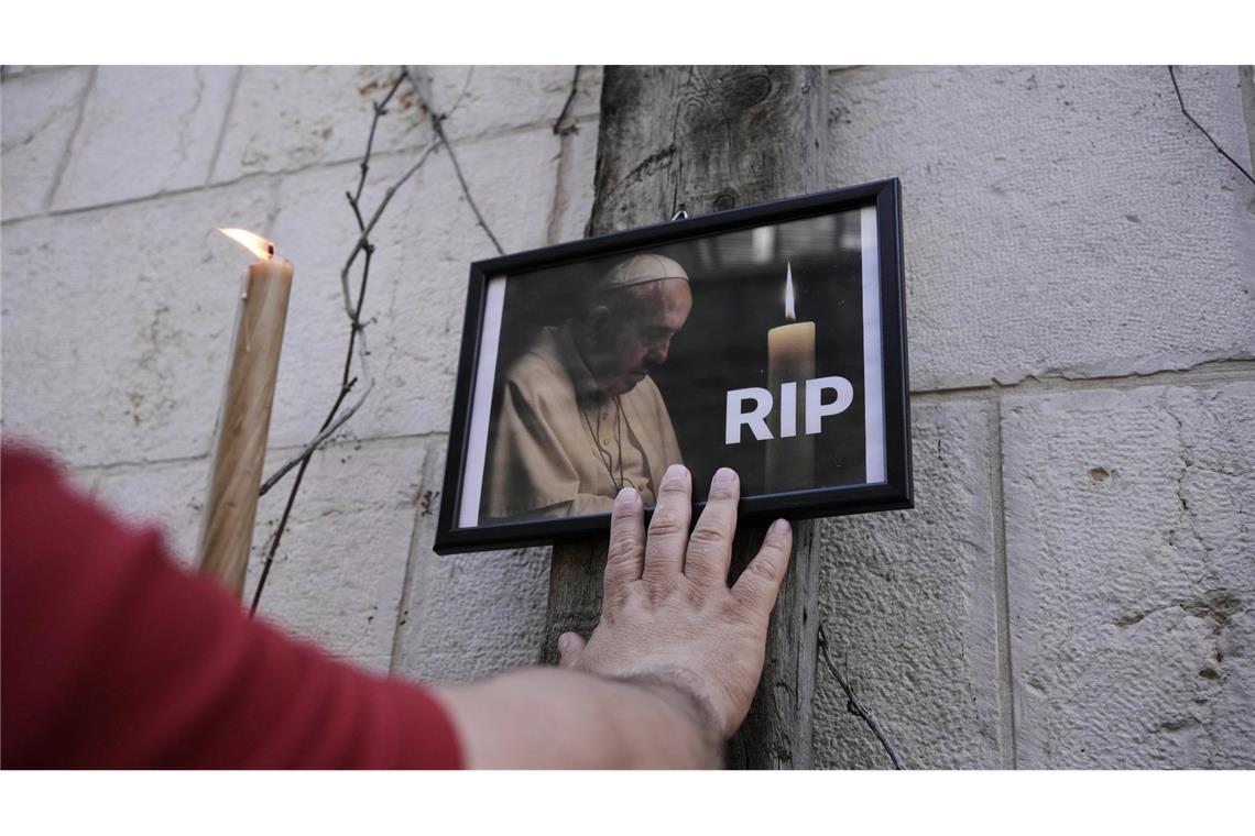 Bilder des Tages Trauer um Papst Franziskus in Jerusalem