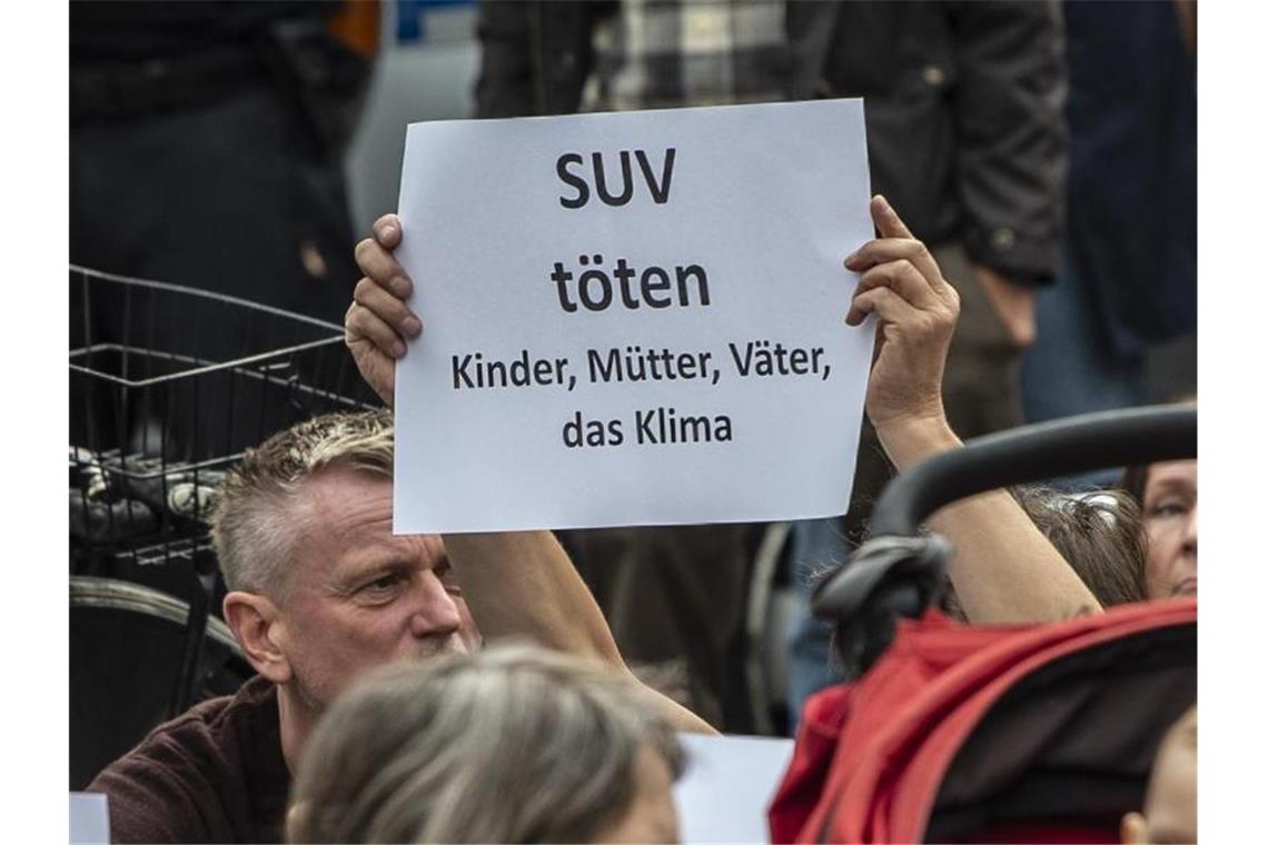 Trauer und Zorn: Ein Teilnehmer der Mahnwache in Berlin mit der Anklage „SUV töten Kinder, Mütter, Väter, das Klima“. Foto: Paul Zinken