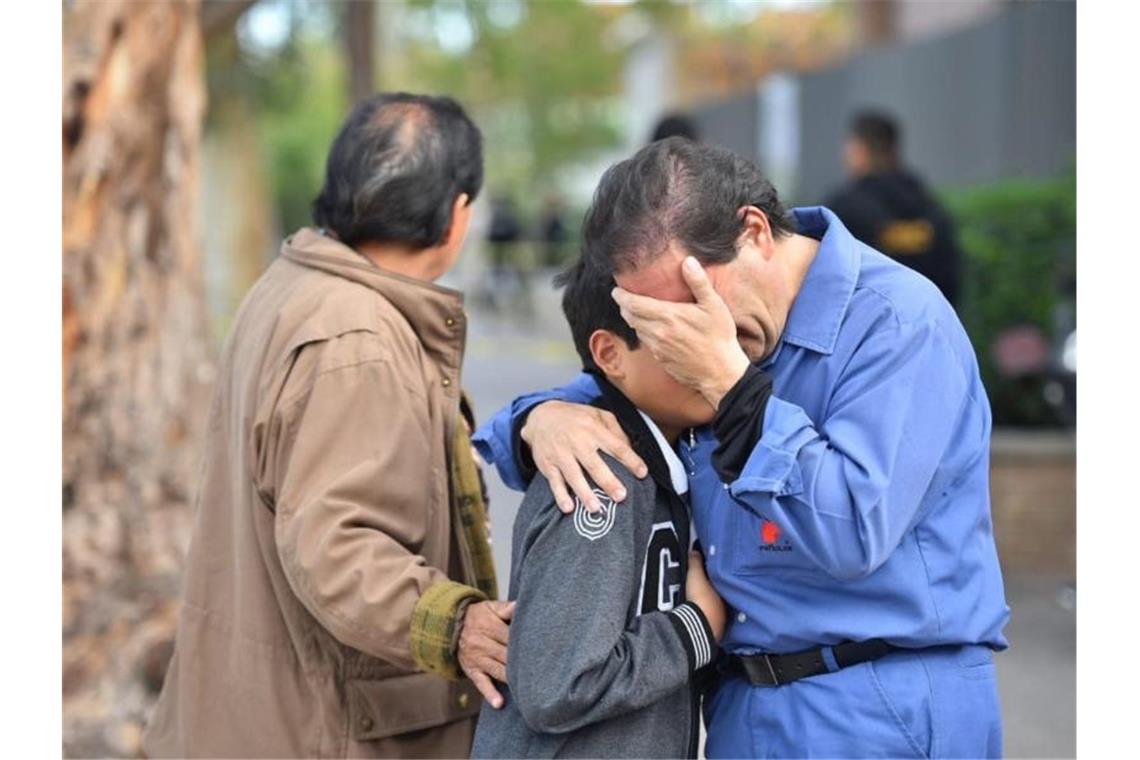 Trauer vor der Cervantes-Schule im mexikanischen Torreón. Ein Elfjähriger hatte in der Grundschule das Feuer eröffnet und sich und eine Lehrerin getötet. Foto: Ernesto Ramírez/Siglo De Torre/NOTIMEX/dpa