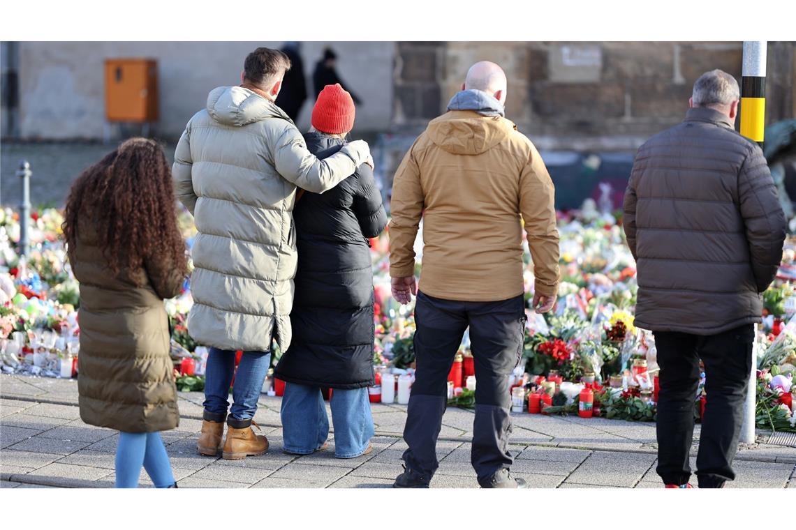 Bilder des Tages Trauer vor der Johanniskirche: Magdeburg gedenkt der Opfer des Weihnachtsmarkt-Anschlags