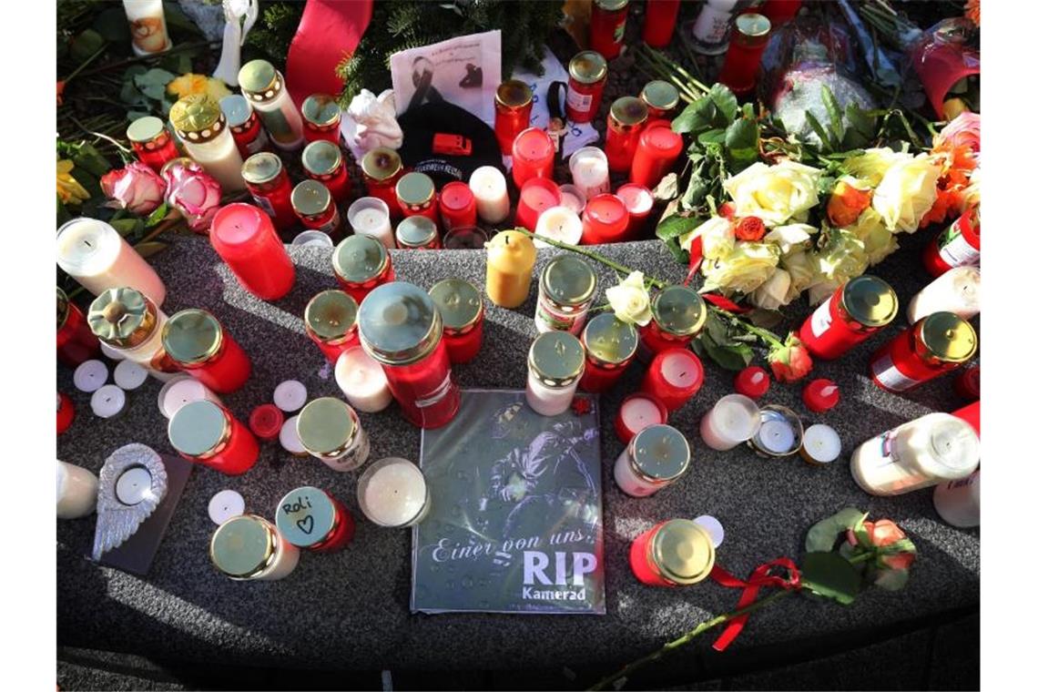 Nach Tod in Ausgburg: Sechs Verdächtige aus U-Haft entlassen Trauerbekundungen und Grablichter am Königsplatz. Foto: Karl-Josef Hildenbrand/dpa/Archivbild