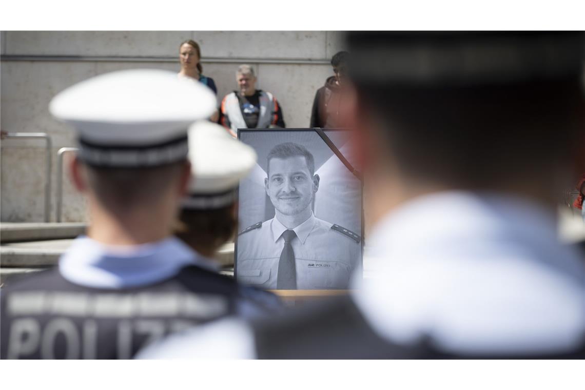 Kein kurzer Prozess Trauerfeier für den am 31. Mai 2024 in Mannheim ermordeten Polizisten Rouven Laur auf dem Stuttgarter Rathausplatz: Angeklagter will zur Tat aussagen.