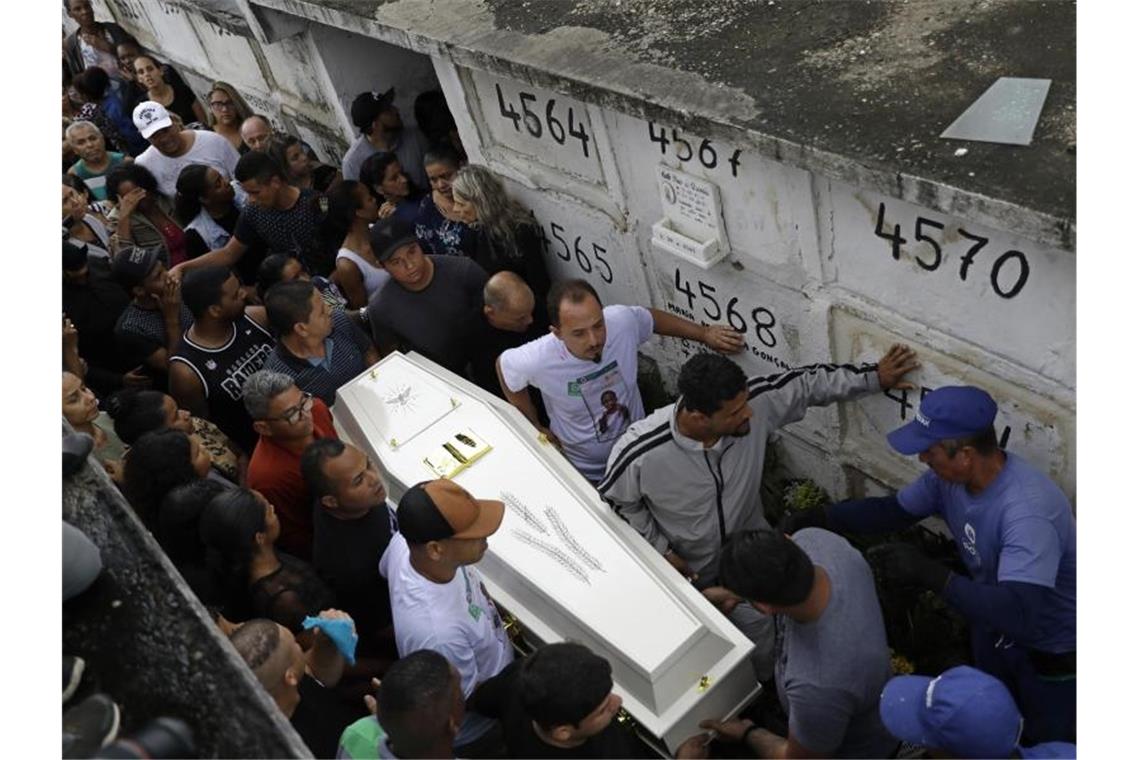 Proteste in Rio nach tödlichen Schüssen auf Achtjährige Trauergäste tragen und begleiten den Sarg mit den sterblichen Überresten der Achtjährigen. Foto: Silvia Izquierdo/AP