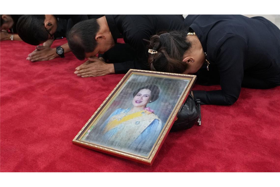 Bilder des Tages Trauernde beten in Bangkok mit einem Porträt der Königinmutter Sirikit.