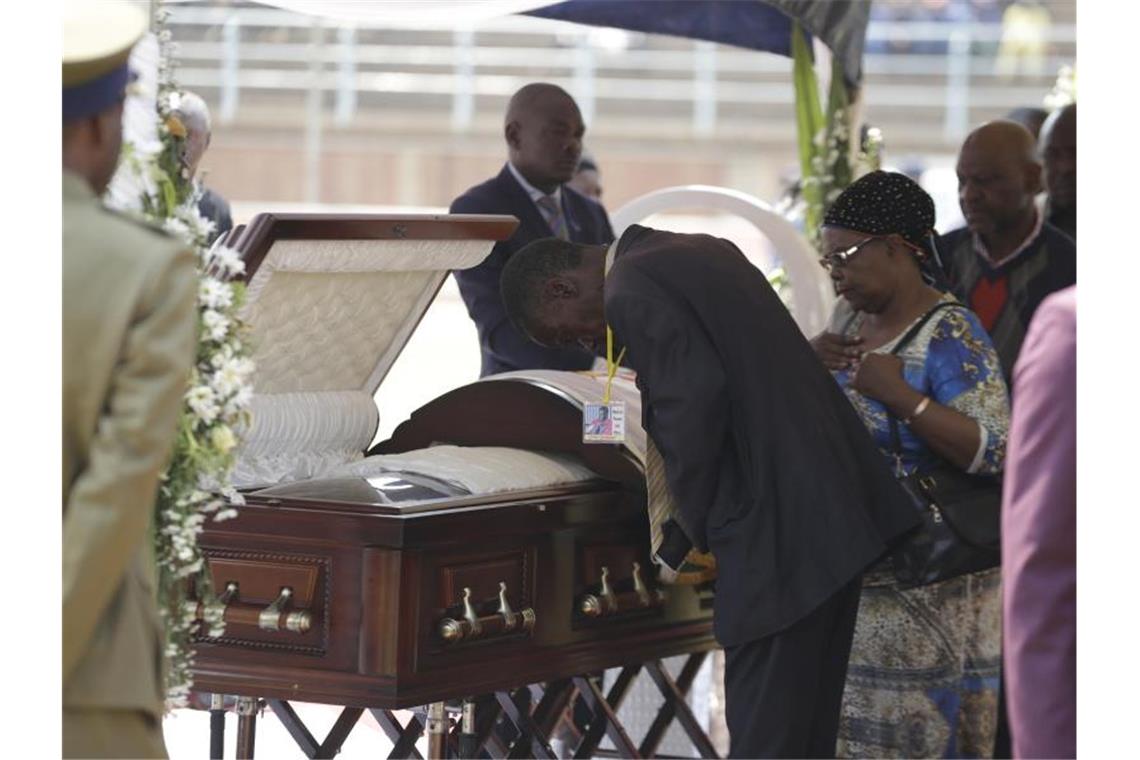 Trauernde erweisen dem verstorbenen ehemaligen Präsidenten von Simbabwe, Robert Mugabe, im Rufaro Stadion die letzte Ehre. Foto: Themba Hadebe/AP