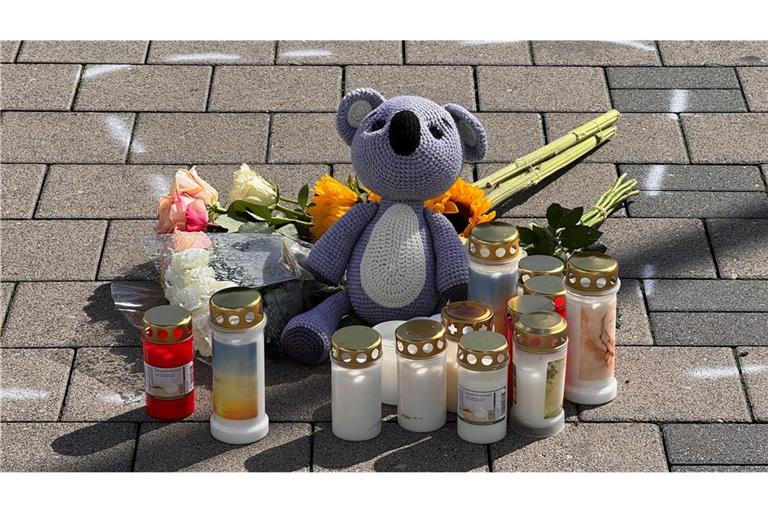 Trauernde haben Kerzen und einen Teddy am Tatort niedergelegt.