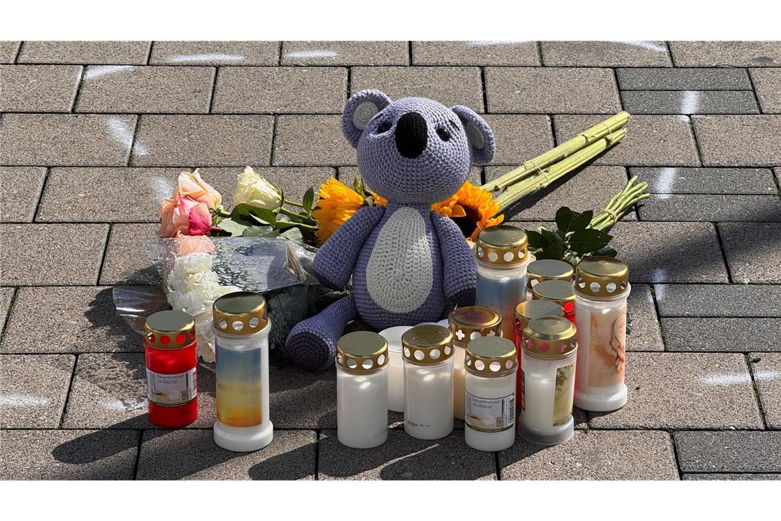 Teddy und Kerzen am Parkplatz – Trauer um getöteten Jungen Trauernde haben Kerzen und einen Teddy am Tatort niedergelegt.