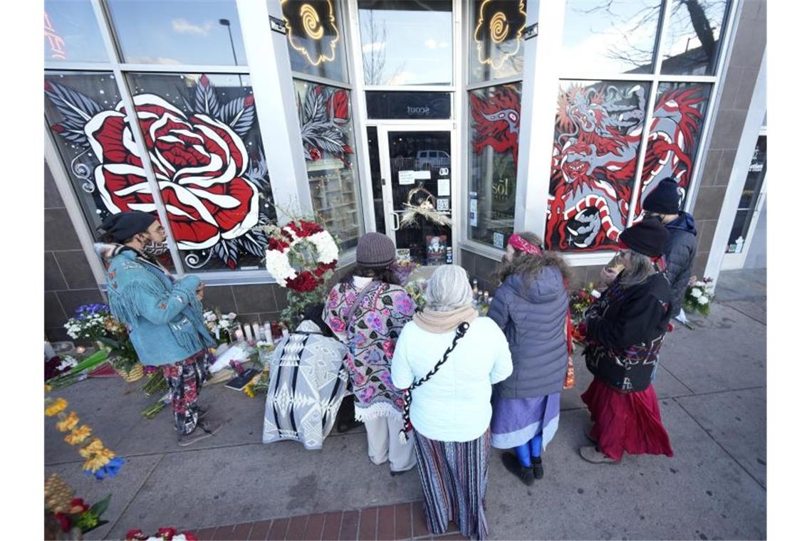 Schütze von Denver wählte einige Opfer gezielt aus Trauernde haben vor einem Geschäft am South Broadway in Denver niedergelegt. Foto: David Zalubowski/AP/dpa