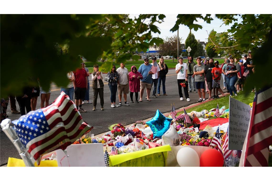 Trauernde kommen zum Tatort.