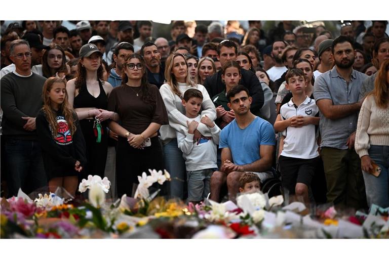 Trauernde nehmen an einer Mahnwache an einer Gedenkstätte in Bondi Beach in Sydney teil.