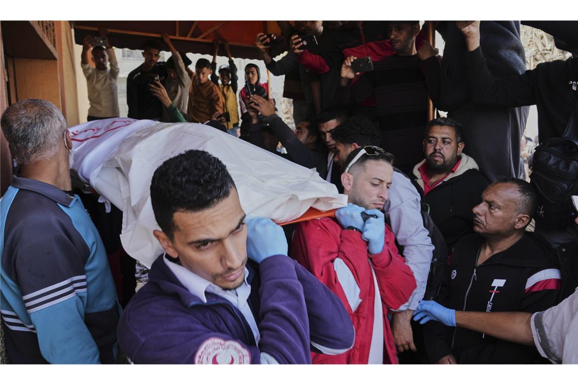 Trauernde tragen die Leichen von acht Rettungssanitätern des Roten Halbmonds, die eine Woche nach einem israelischen Angriff in Rafah geborgen wurden.