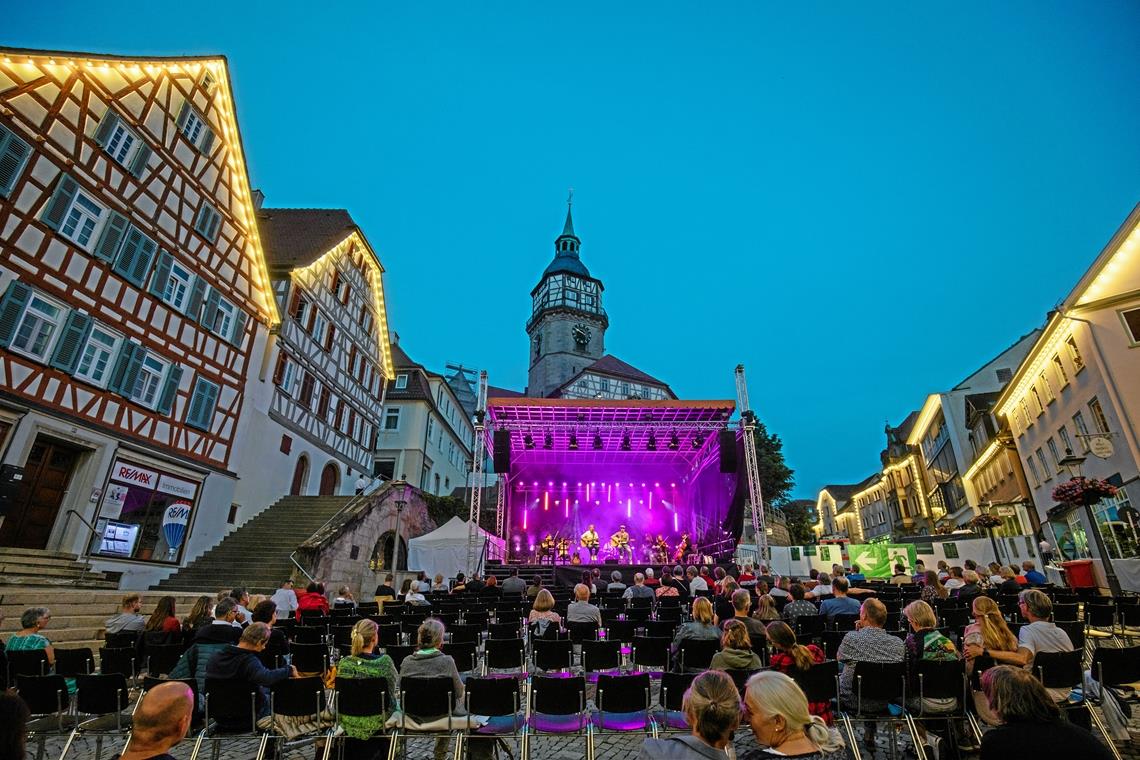 Traumhafte Kulisse: Das Publikum genießt die Hommage an Simon&Garfunkel von Thomas Wacker und Thorsten Gary (von links) mit ihrer Band auf dem Marktplatz vor dem Stadtturm. Foto: A. Becher