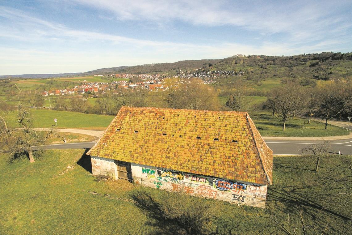 Neues Leben für das Kleinod alte Kelter Traumhafte Lage: Die alte Brucher Kelter befindet sich an der Straße Richtung Lutzenberg. Der neue Eigentümer betreibt an den Hängen unterm Ebersberg einen eigenen Wengert. Fotos: A. Becher